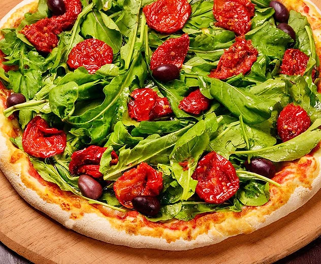 Pizza de rÃºcula com tomate seco pronta para entrega