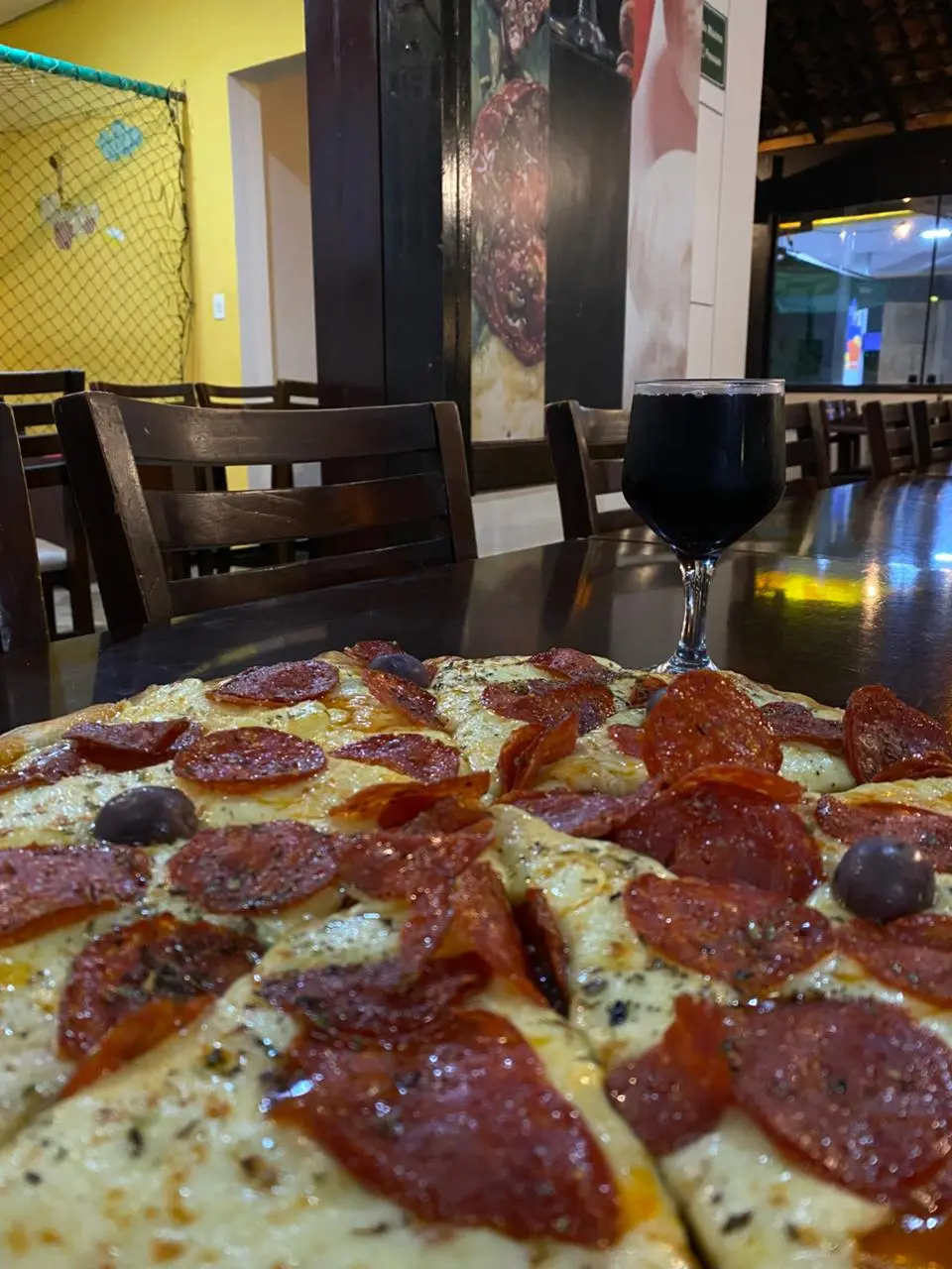 Pizza Paizzani feita no forno a lenha