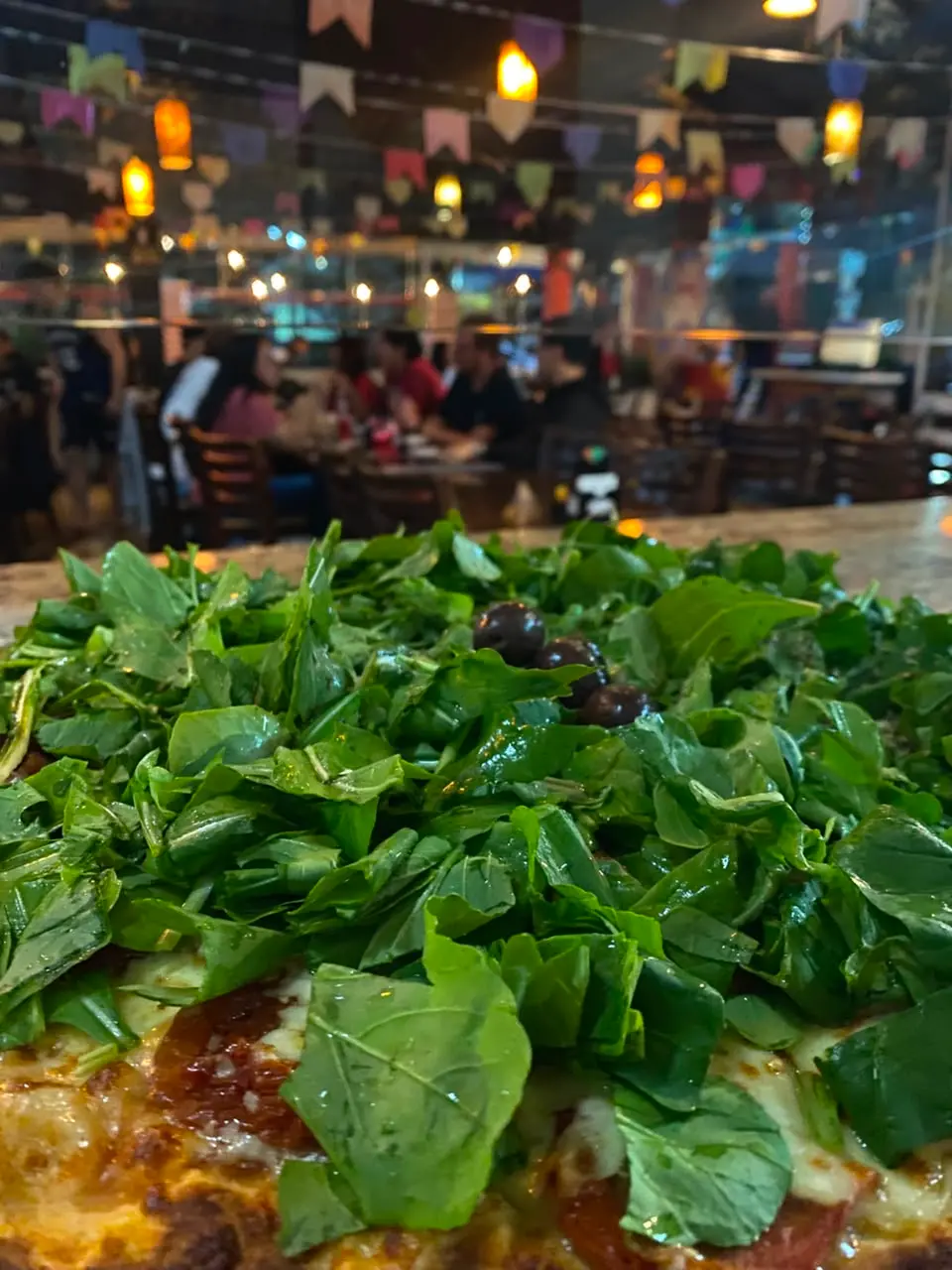 Pizza margherita com manjericÃ£o fresco
